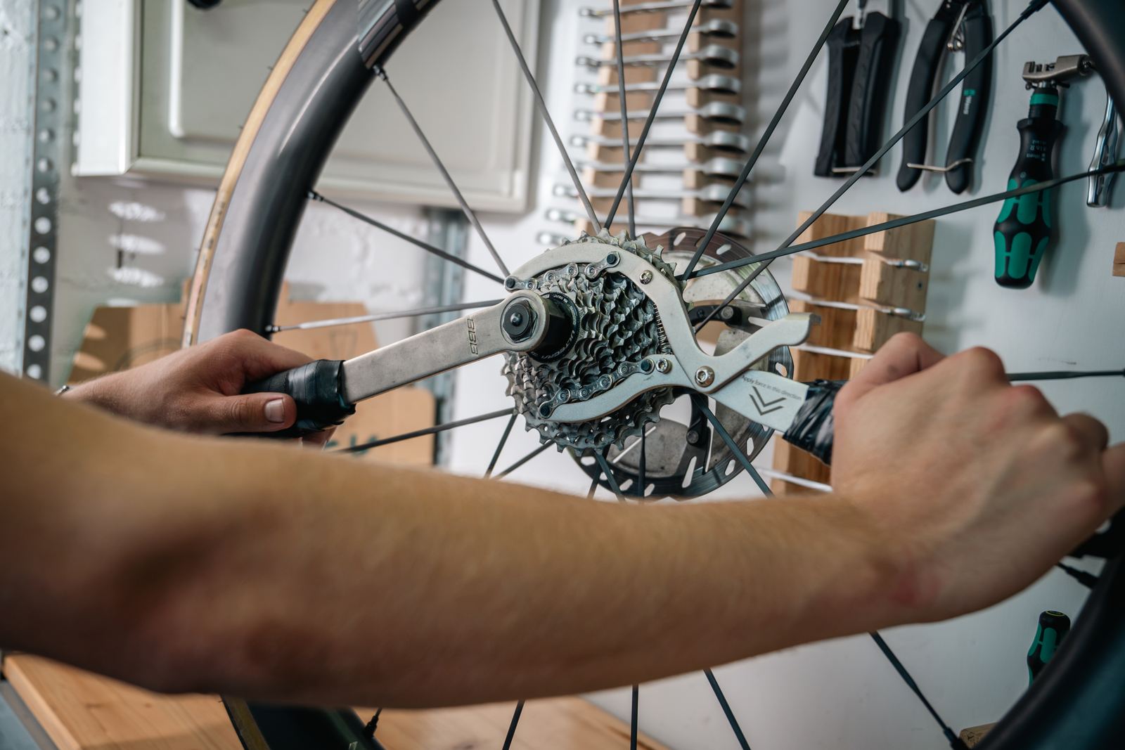 Cassette wordt van een achterwiel gehaald, met de gereedschapswand op de achtergrond