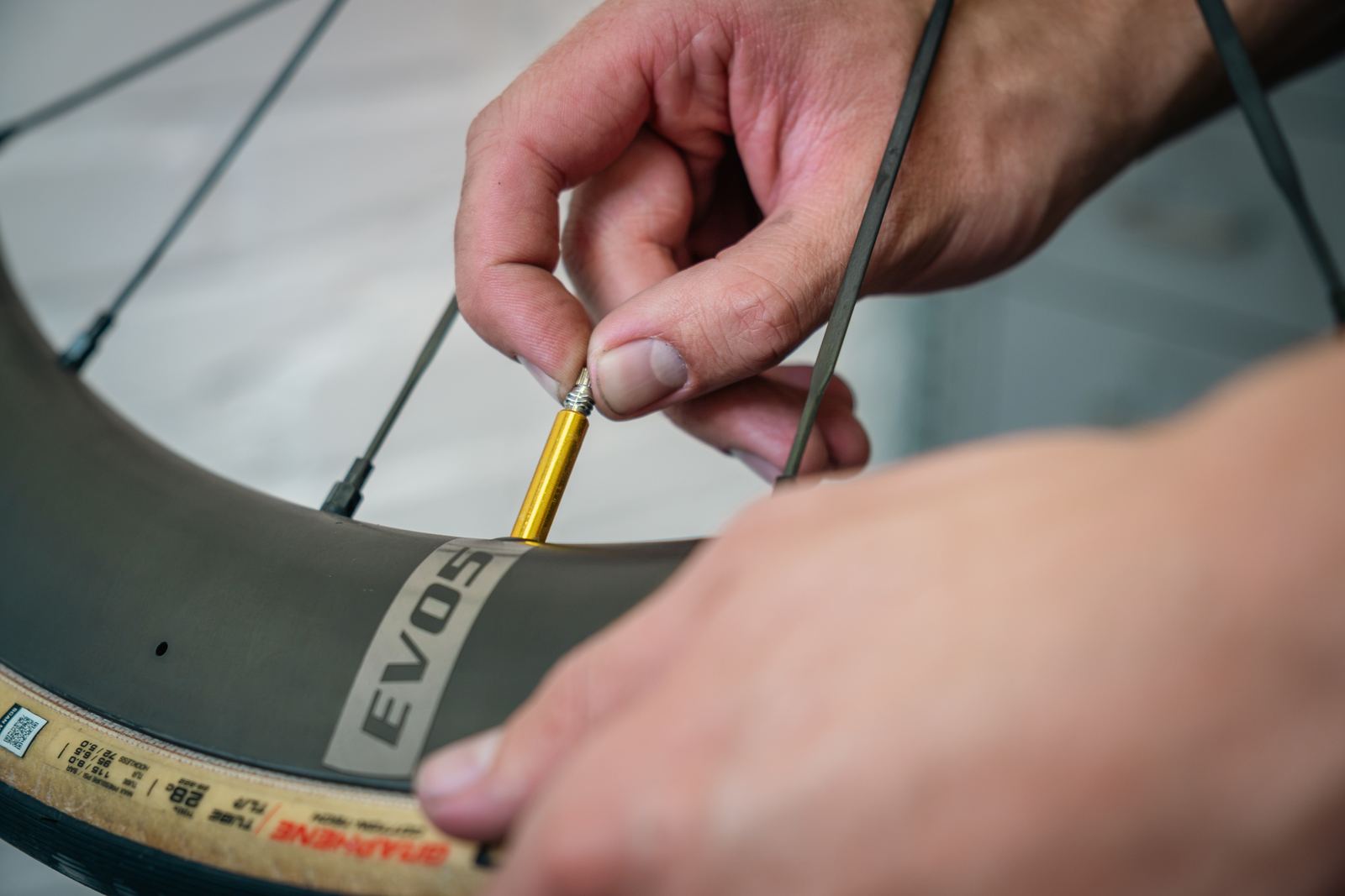 Close-up van een tubeless ventiel op een carbon velg